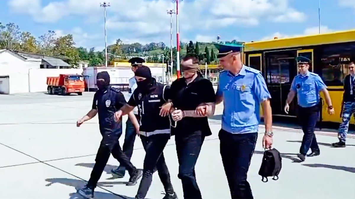 Kırmızı bültenle aranan 3 suçlu Türkiye’ye getirildi