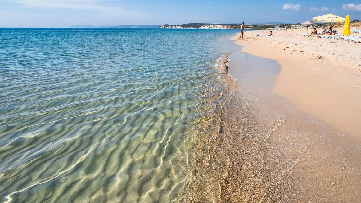 Berrak denizinde size balıklar eşlik ediyor, altın sarısı plajı büyülüyor! Ege’nin yıldızı: Mavi bayrağı ününü artırıyor