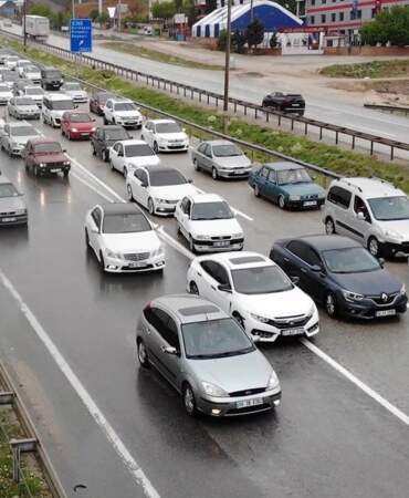 43 ilin geçiş güzergahında trafik durma noktasına geldi