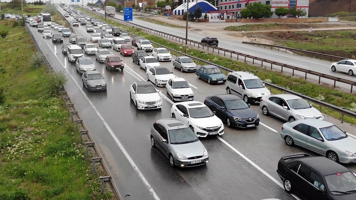 43 ilin geçiş güzergahında trafik durma noktasına geldi