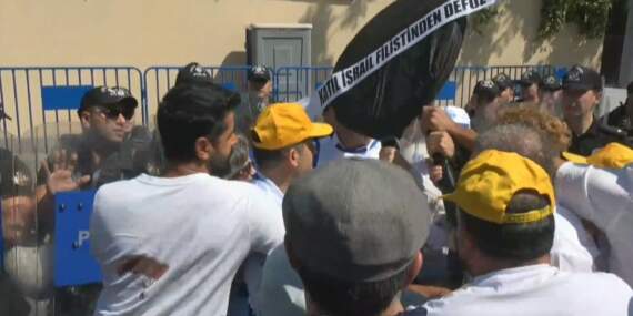 KESK’ten İsrail Büyükelçiliği önünde protesto: Siyah çelenk bırakıldı