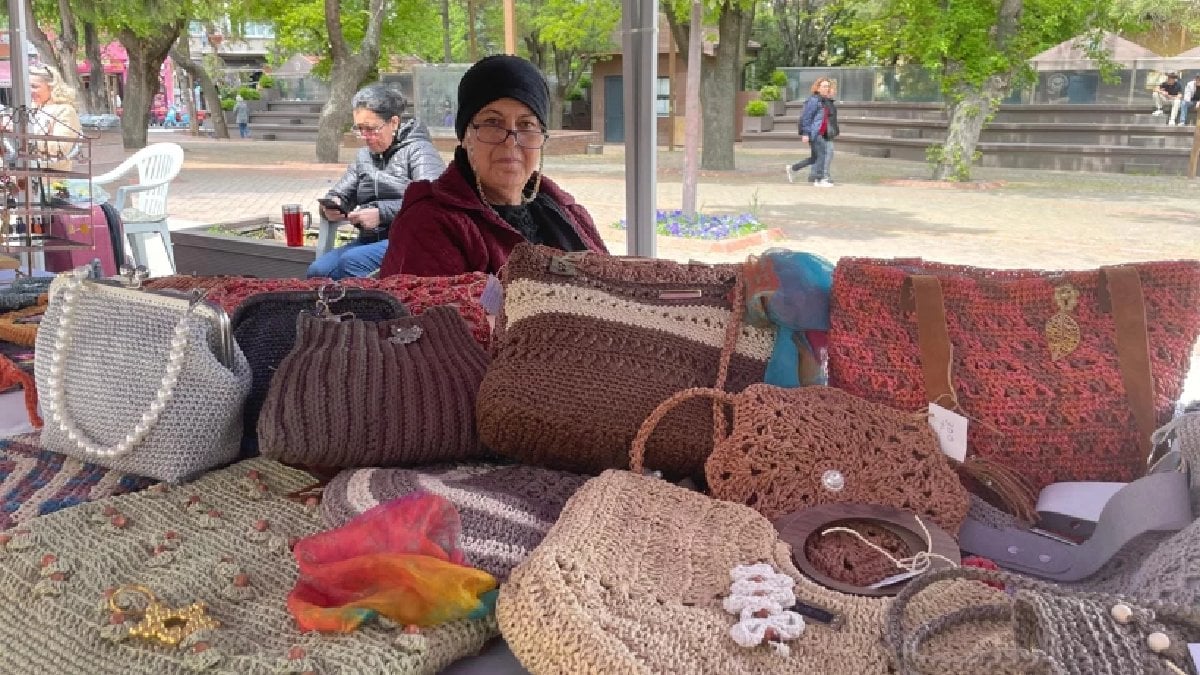 Hobi olsun dedi, çokça satmaya başladı! 60 yaşında internet kurdu oldu, 1 günde bitirdiği de var, 1 haftada bitirdiği de…