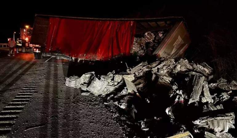 Samsun-Ankara yolunda hurda yüklü TIR devrildi: Trafik yoğunluğu yaşandı