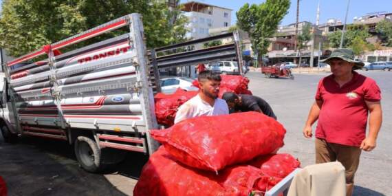 Kış mevsiminin vazgeçilmezinde telaş başladı: Damlar kırmızıya boyandı, o meşhur lezzetin sırrı güneşte saklı
