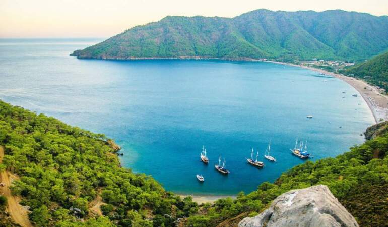 Suyun içine adım atmaya kıyamazsınız! Antalya’nın kalabalığından, gürültüsünden uzak: Eşsiz koy keşfinizi hak ediyor