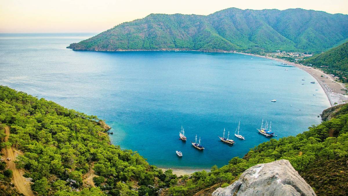 Suyun içine adım atmaya kıyamazsınız! Antalya’nın kalabalığından, gürültüsünden uzak: Eşsiz koy keşfinizi hak ediyor