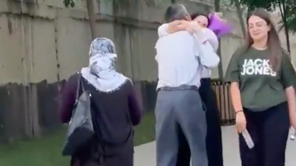 Babası YKS çıkışı çiçekle karşılamıştı: Çimen hayalindeki bölüme yerleşti