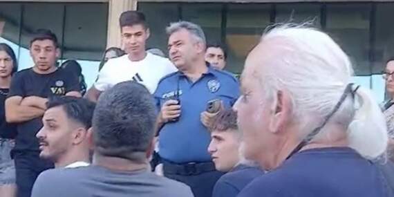 Kuşadası’nda maaşlarını alamayan otel çalışanları iş bıraktı