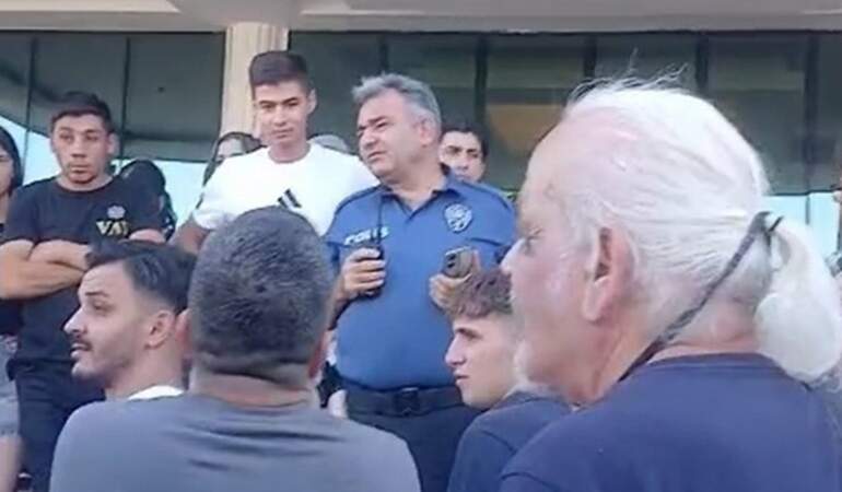 Kuşadası’nda maaşlarını alamayan otel çalışanları iş bıraktı