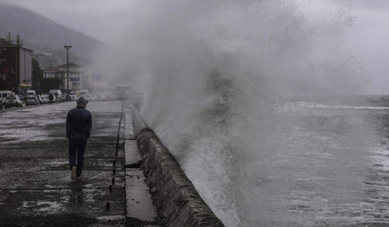 O 2 ilde denizden uzak durun! Meteoroloji’den fırtına uyarısı: Rüzgarın hızı saatte 75 kilometreye ulaşacak