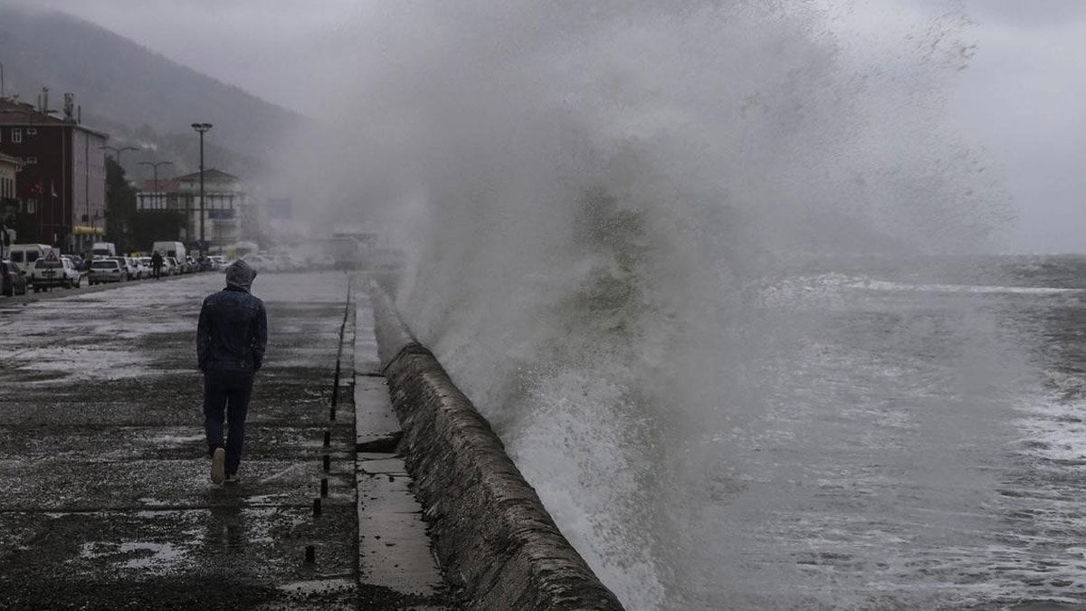 O 2 ilde denizden uzak durun! Meteoroloji’den fırtına uyarısı: Rüzgarın hızı saatte 75 kilometreye ulaşacak