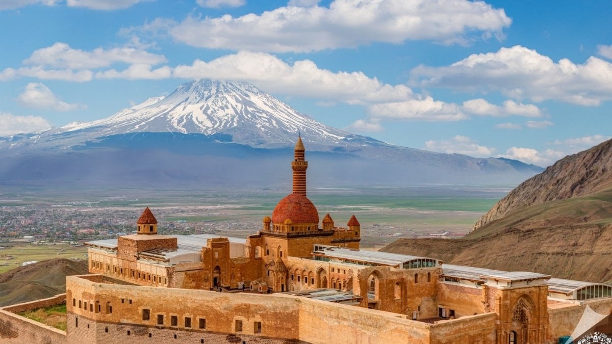 Doğubayazıt’ın gizemli güzeli! İshak Paşa Sarayı ziyaretçi akınına uğruyor: Tarihin derinliklerine inme zamanı