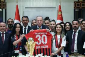 Erdoğan, Yüksekovaspor kadın futbol takımını kabul etti: Başarılarınıza başarılar ilave edeceğinize inanıyorum