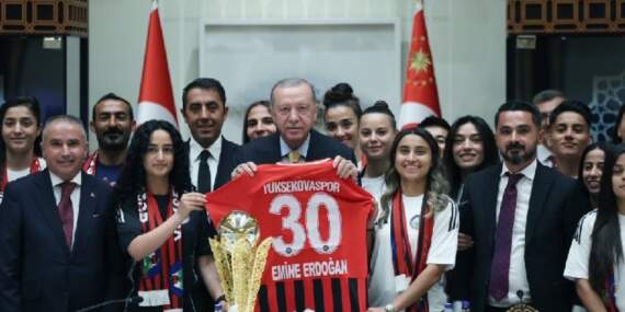 Erdoğan, Yüksekovaspor kadın futbol takımını kabul etti: Başarılarınıza başarılar ilave edeceğinize inanıyorum