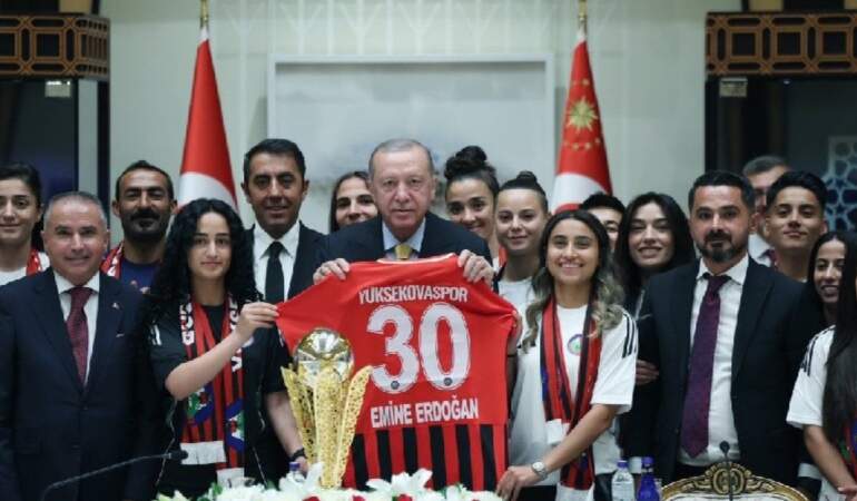 Erdoğan, Yüksekovaspor kadın futbol takımını kabul etti: Başarılarınıza başarılar ilave edeceğinize inanıyorum