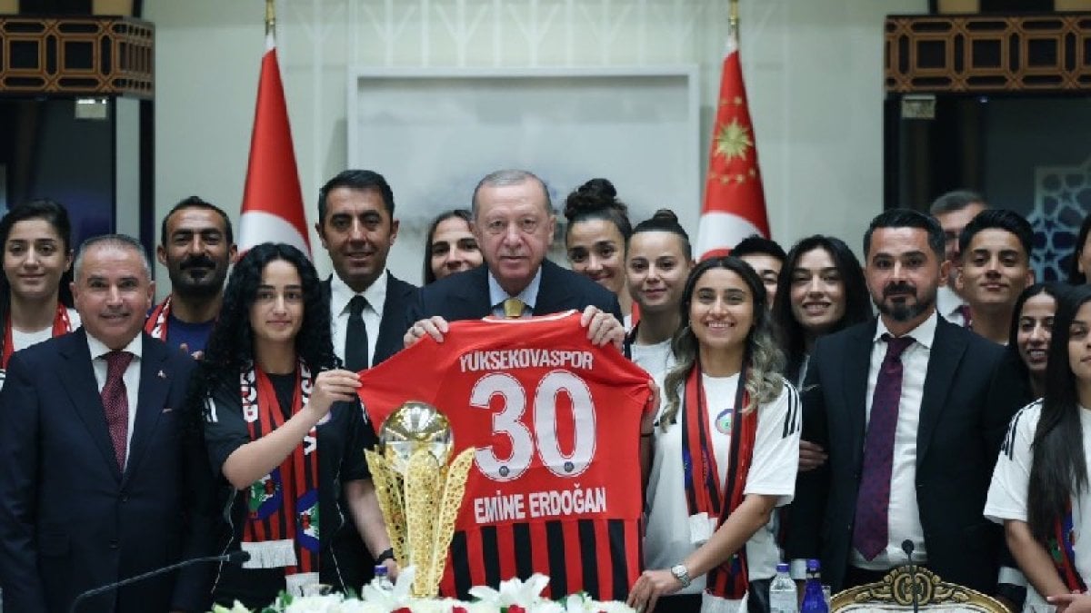 Erdoğan, Yüksekovaspor kadın futbol takımını kabul etti: Başarılarınıza başarılar ilave edeceğinize inanıyorum