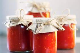 Yaptığınız tüm konserveler bozuluyorsa sebebi bu: Kışlık hazırlığın en hayati püf noktası kavanozda değil kapağında gizli!