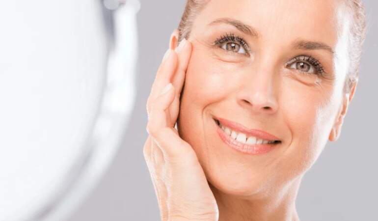 Yüzdeki kırışıklıkların en büyük düşmanı o vitamin çıktı: Dermatologların “gençlik iksiri” dediği yöntem!