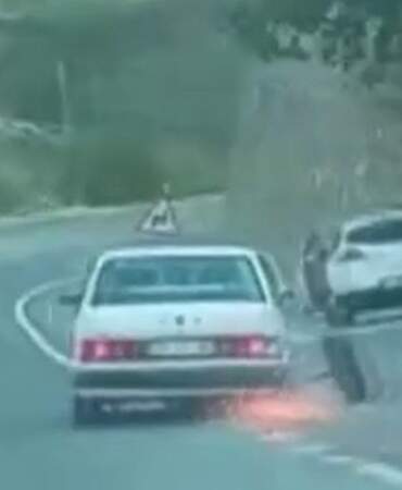 O anlar kamerada: Tekeri kopan Tofaş asfaltta kıvılcımlar saçarak gitti