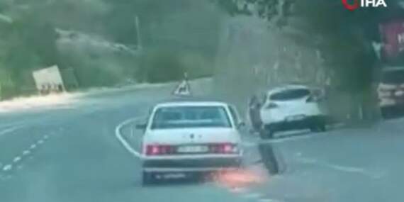 O anlar kamerada: Tekeri kopan Tofaş asfaltta kıvılcımlar saçarak gitti