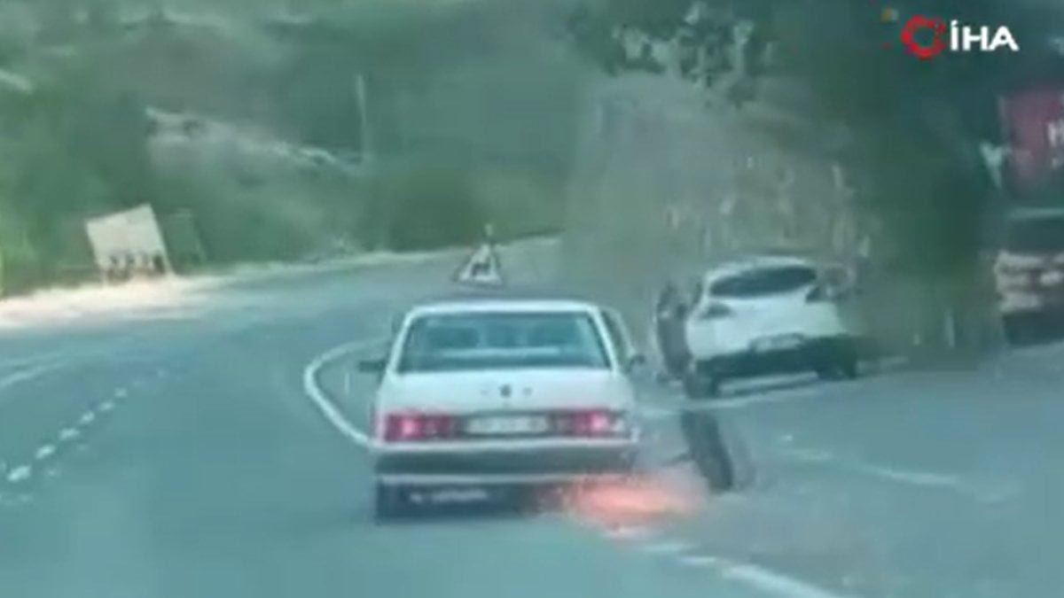 O anlar kamerada: Tekeri kopan Tofaş asfaltta kıvılcımlar saçarak gitti