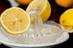 Haftalarca kurumayan, suyu bol limonun sırrı ortaya çıktı: Buzdolabında yaptığınız o hata her şeyi değiştiriyor!