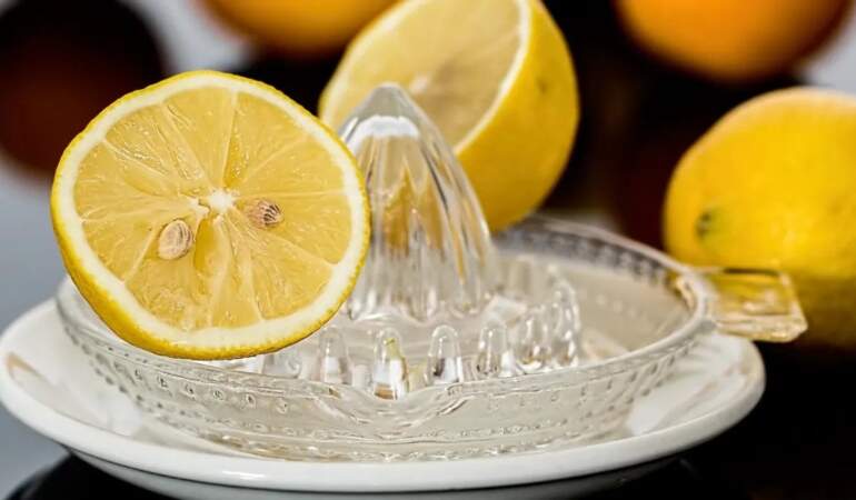 Haftalarca kurumayan, suyu bol limonun sırrı ortaya çıktı: Buzdolabında yaptığınız o hata her şeyi değiştiriyor!