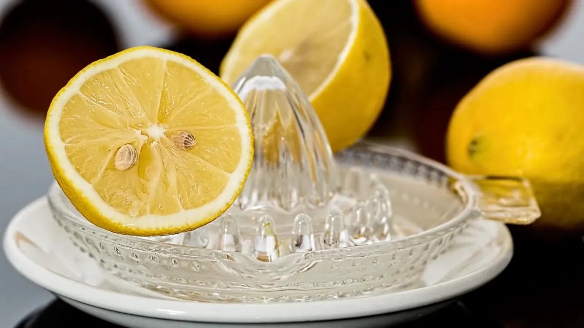 Haftalarca kurumayan, suyu bol limonun sırrı ortaya çıktı: Buzdolabında yaptığınız o hata her şeyi değiştiriyor!