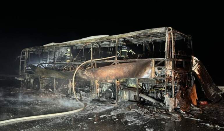 TAG otoyolunda korkutan anlar: Seyir halindeki otobüs alev alev yandı