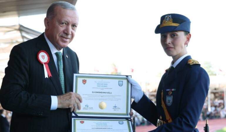 Hava Harp Okulu’nda Teğmen Elif Emirmehmetoğlu devre birincisi oldu