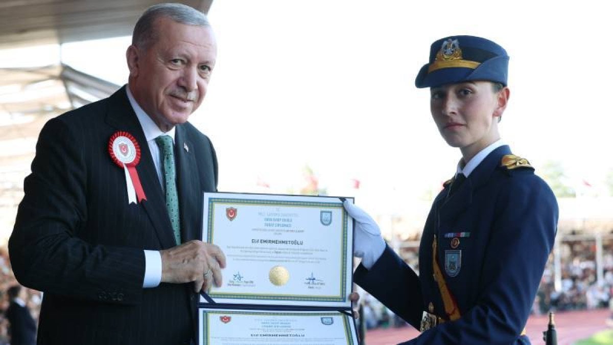 Hava Harp Okulu’nda Teğmen Elif Emirmehmetoğlu devre birincisi oldu
