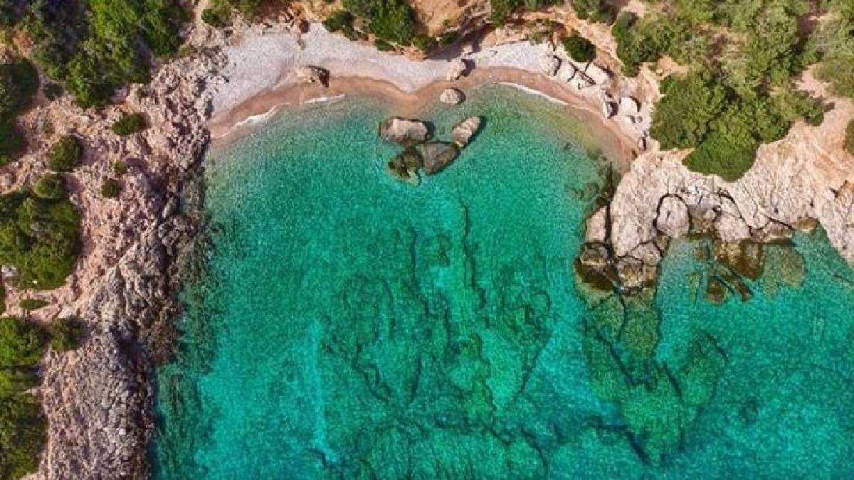 Cam gibi deniz, altın kum! Burası tam ailelere göre: Cennet koy sizi kucaklamayı bekliyor