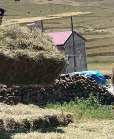 Teknolojinin giremediği bölgede atadan kalma uygulama! Herkes bilek gücünü kullanıyor, kış hazırlığı hız kesmeden sürüyor