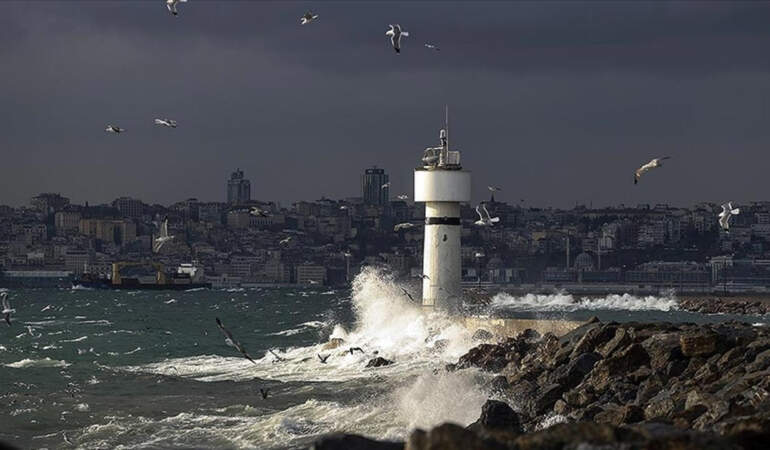 AKOM’dan Kritik Uyarı! Kuvvetli Fırtına Çok Fena Bastıracak, İstanbul’da Yer Yerinden Oynayacak