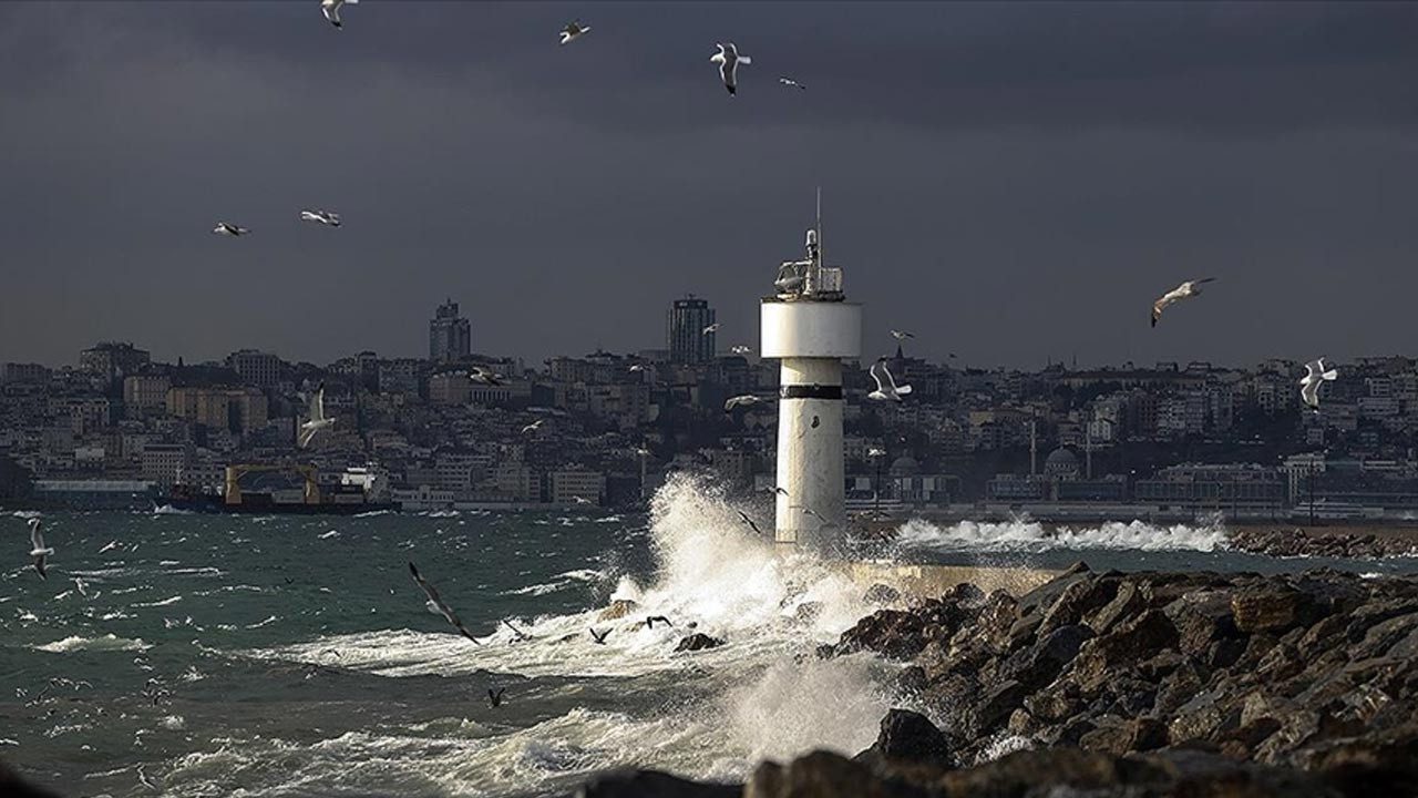 AKOM’dan Kritik Uyarı! Kuvvetli Fırtına Çok Fena Bastıracak, İstanbul’da Yer Yerinden Oynayacak