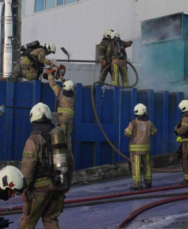 Arnavutköy’de Fabrika Yangını Kontrol Altına Alındı