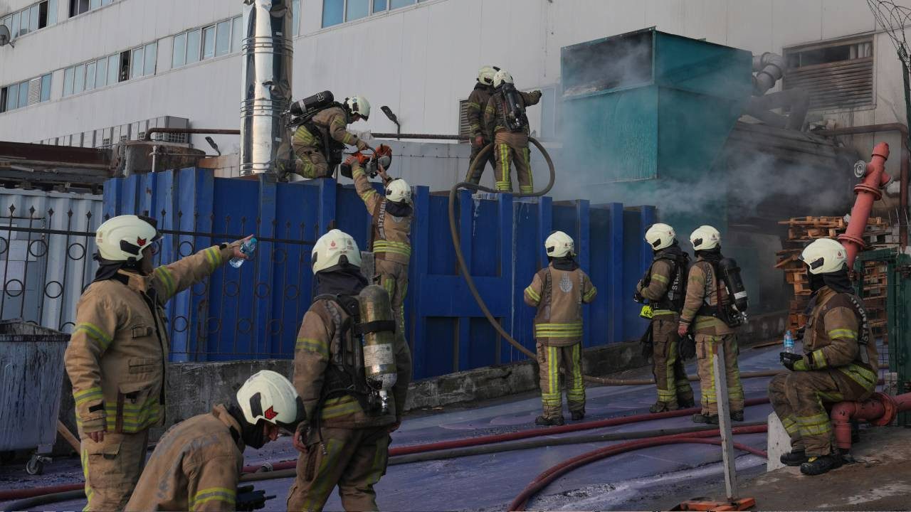 Arnavutköy’de Fabrika Yangını Kontrol Altına Alındı