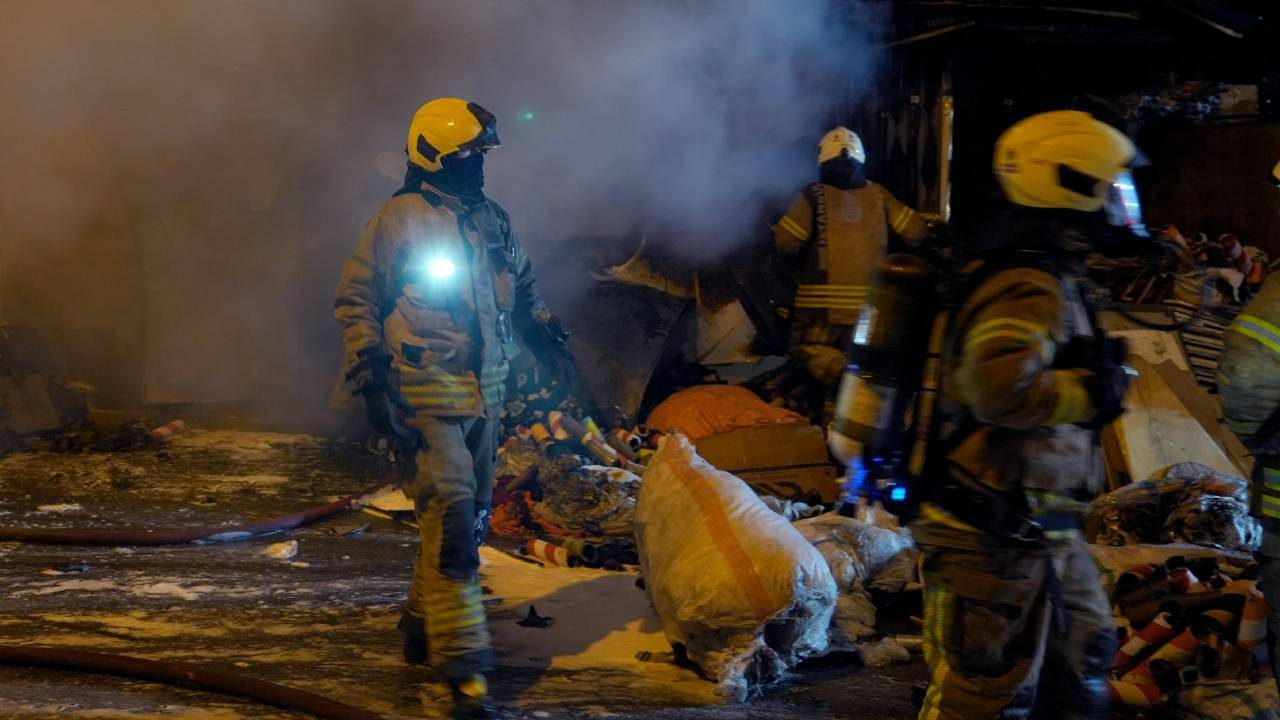 Avcılar’da Çorap Atölyesinde Yangın Paniği