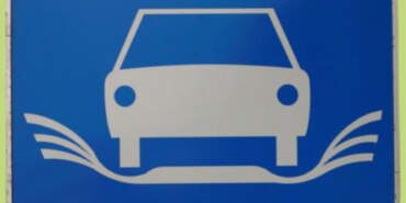 Avrupa Yollarında “Kanatlı Araba” Tabelası Sürücüleri Şaşırttı: İşte Anlamı