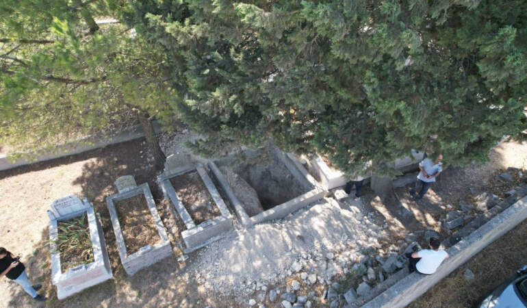 Aynı Mezarı Üçüncü Kez Kazan Defineciler İsyan Ettirdi! Kemikler Dışarı Saçıldı, Savunmaları ‘Pes’ Dedirtti