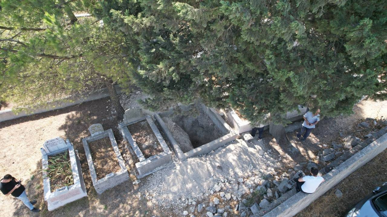 Aynı Mezarı Üçüncü Kez Kazan Defineciler İsyan Ettirdi! Kemikler Dışarı Saçıldı, Savunmaları ‘Pes’ Dedirtti