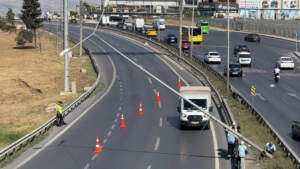 Büyükçekmece’de Şiddetli Rüzgar E-5’i Kapattı: Aydınlatma Direği Yan Yattı