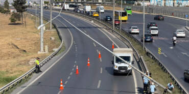 Büyükçekmece’de Şiddetli Rüzgar E-5’i Kapattı: Aydınlatma Direği Yan Yattı