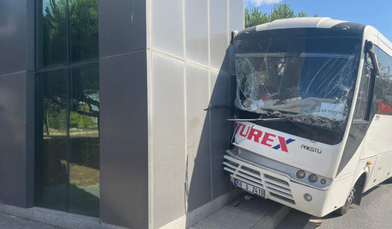 Çerkezköy’de İşçi Servisi Direğe Çarptı, 16 İşçi Yaralandı