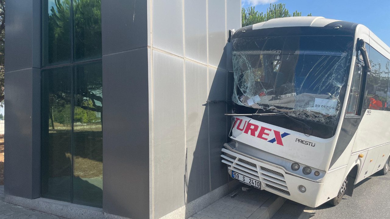 Çerkezköy’de İşçi Servisi Direğe Çarptı, 16 İşçi Yaralandı