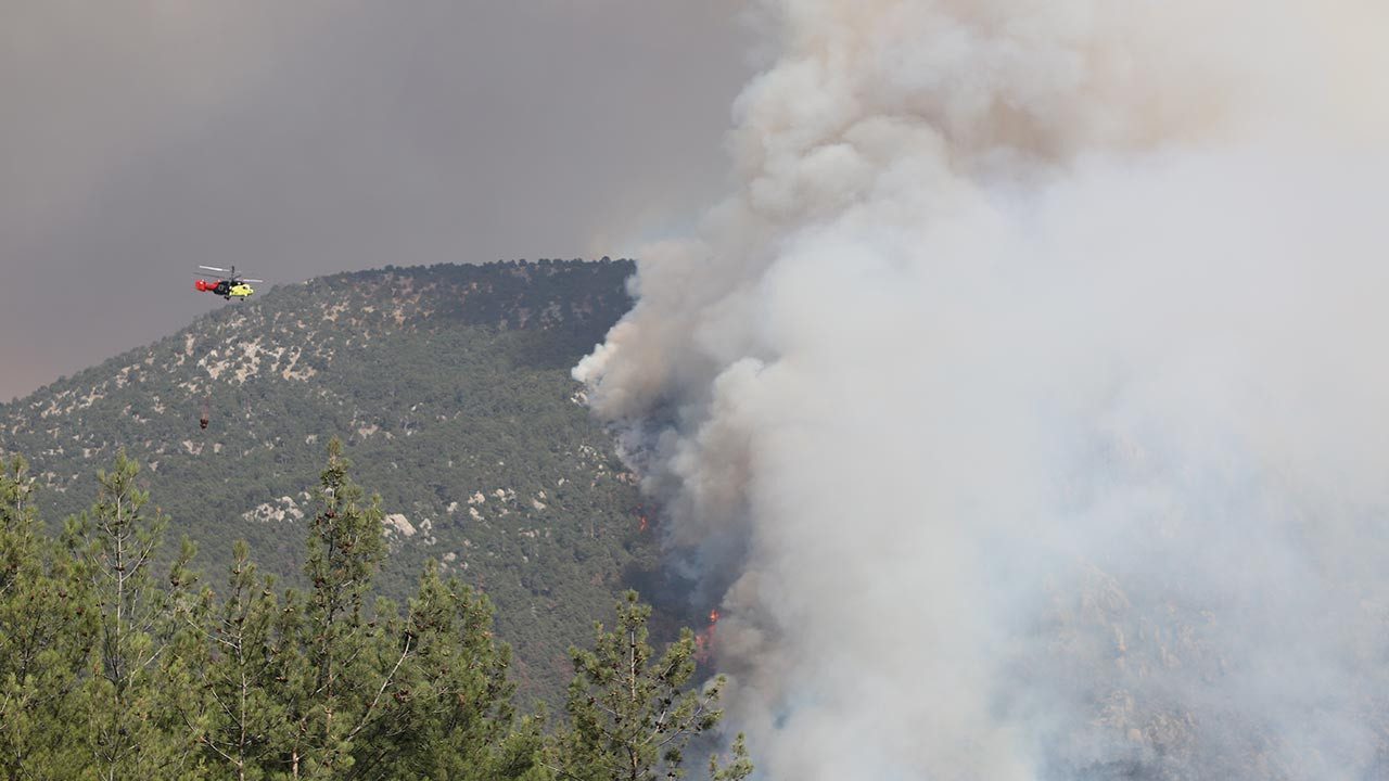 Pamukkale’de 18 Saatlik Alev Nöbeti… Orman Yangını Kontrol Altında