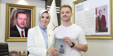 Devlet Himayesinden Edebiyat Dünyasına: Rizeli Genç, Kitabını Bakan Göktaş’a Hediye Etti