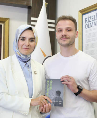 Devlet Himayesinden Edebiyat Dünyasına: Rizeli Genç, Kitabını Bakan Göktaş’a Hediye Etti