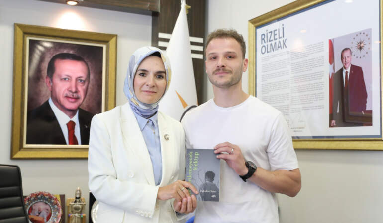 Devlet Himayesinden Edebiyat Dünyasına: Rizeli Genç, Kitabını Bakan Göktaş’a Hediye Etti