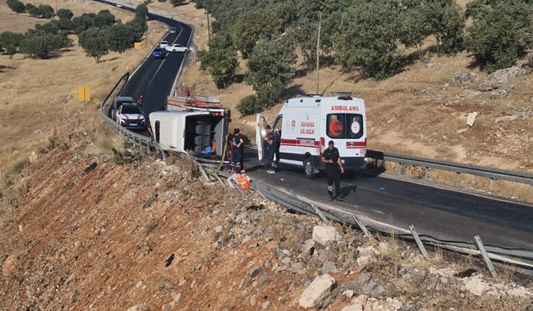 Diyarbakır’da Feci Kaza! Geziye Gidenleri Taşıyan Minibüs Tepetaklak Oldu: 1 Ölü, 3’ü Ağır 16 Yaralı